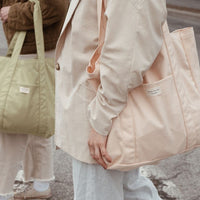 femmes portent un sac coloré