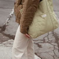 femme porte sac vert pomme