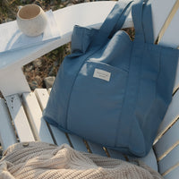 sac coloré bleu sur une chaise