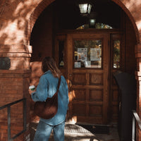 femme porte un sac en corduroy brun
