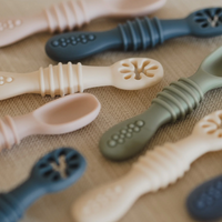 Les cuillères d'apprentissage en silicone