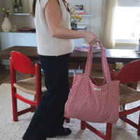sac vichy rouge tenu par une femme