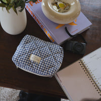 pochette vichy sur une table