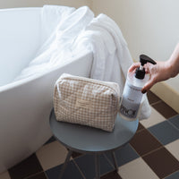 pochette vichy beige sur un banc