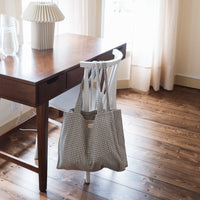 sac vichy sauge sur une chaise