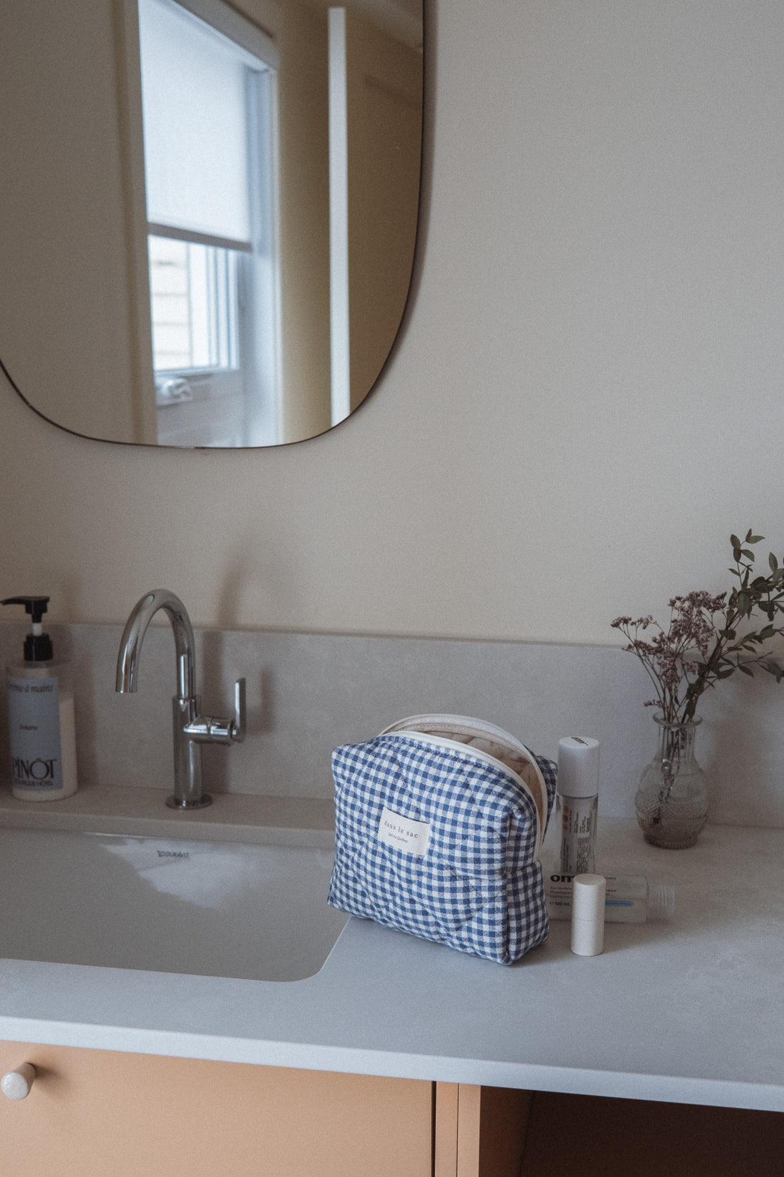 pochette vichy sur un comptoir