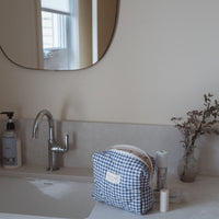 pochette vichy sur un comptoir