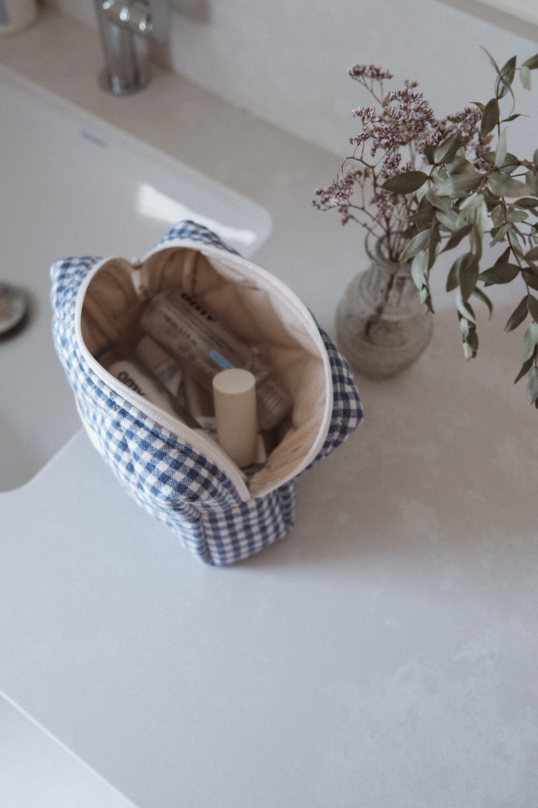 pochette vichy bleu avec cosmétique