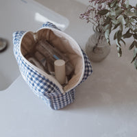 pochette vichy bleu avec cosmétique