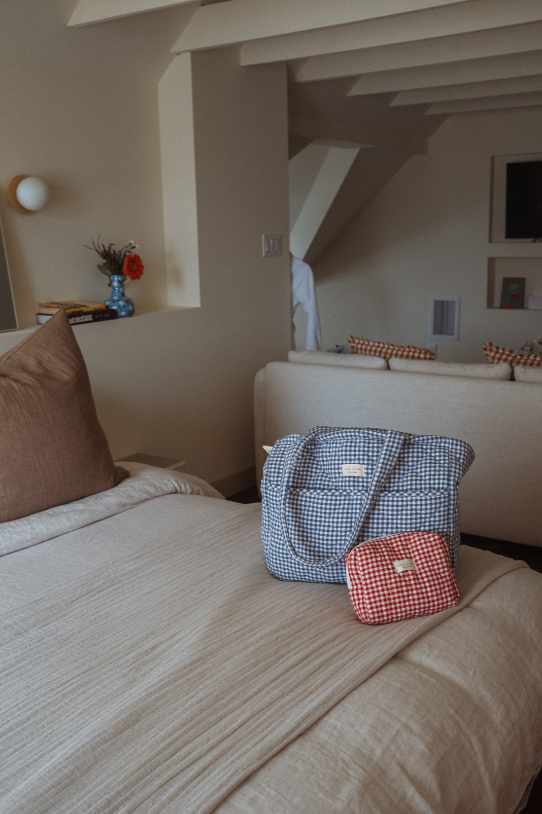 sac a couches vichy bleu avec pochette rouge