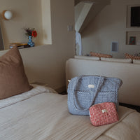 sac a couches vichy bleu avec pochette rouge