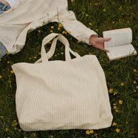 sac rayé sur le gazon