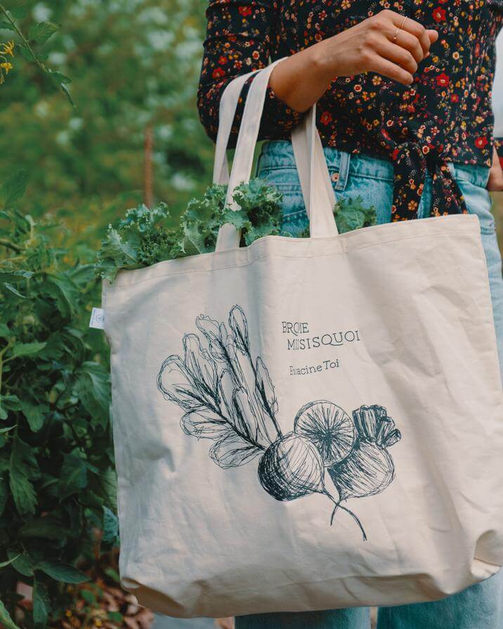 Sac pour épicerie et légumes. Article promotionnel pour entreprise. Fait au Québec. Entièrement personnalisable. Réutilisable et durable. Bag for groceries and vegetables. Promotional item for business. Made in Quebec. Fully customizable.