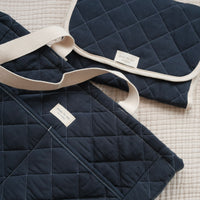 matelas à langer et sac à couches bleu