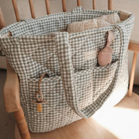 sac à couches vichy sauge sur une chaise berçante