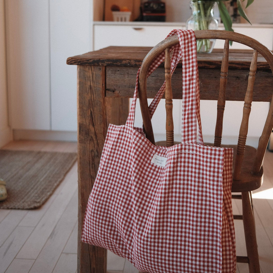 sac vichy rouge dans un salle à manger