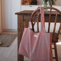 sac vichy rouge dans un salle à manger
