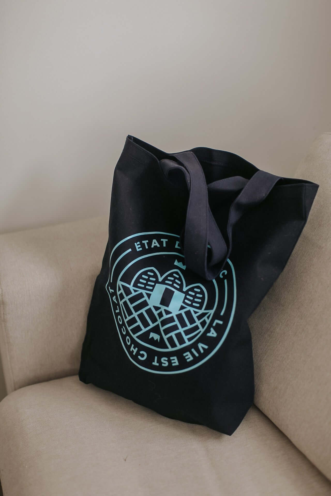 Sac réutilisable noir avec logo et personnalisation d'entreprise. Article promotionnel fait au Québec. Black reusable bag with company logo and personalization. Promotional item made in Quebec.