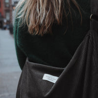 femme porte un sac en corduroy en bandoulière