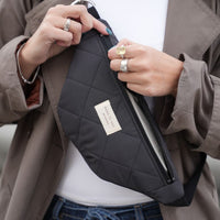 Sac banane matelassé couleur ardoise de Dans le sac, confectionné au Québec à partir de tissus Canada Goose récupérés, avec fermeture éclair et sangle ajustable.