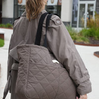 Sac à couches Nomade 22 L couleur cacao de Dans le sac, en tissu matelassé déperlant récupéré de Canada Goose, fabriqué au Québec.
