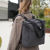 Sac à dos matelassé couleur ardoise de Dans le sac, confectionné au Québec à partir de tissus Canada Goose récupérés, avec poches extérieures et bretelles ajustables.