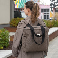 Sac à dos matelassé couleur cacao de Dans le sac, fabriqué au Québec avec des tissus Canada Goose récupérés, au design polyvalent et résistant à l'eau.