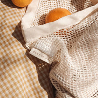 sac en filet vu de près avec des clémentines