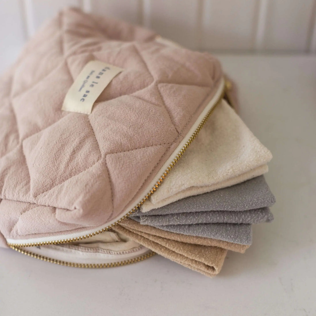 Pochette en tissu rose contenant des lingettes pour bébé