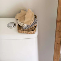 Panier en osier sur une cuvette contenant des lingettes douces