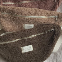 vidéo montrant les trois choix de couleurs du sac banane en sherpa