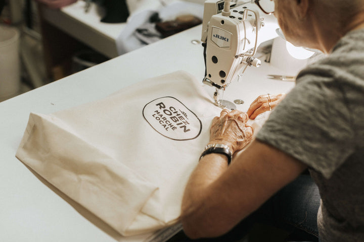 Couturière qui fabrique un sac personnalisé pour entreprise avec un logo