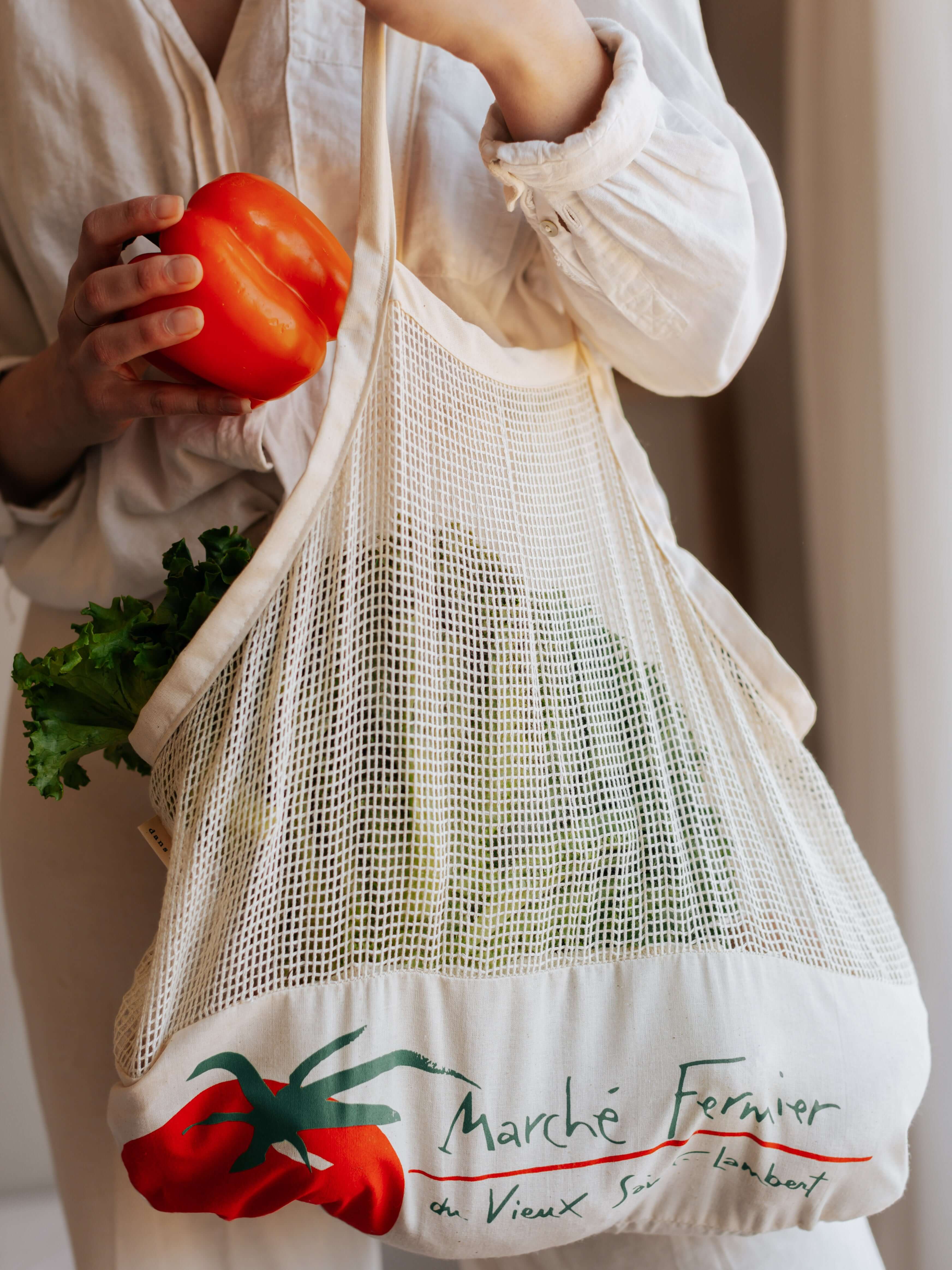 Sac personnalisé pour fruits et légumes avec logo marché fermier. Sac promotionnel en filet. Cadeau objet fait au Québec. Personalized fruit and vegetable bag with farmer's market logo. Mesh promotional bag. Gift object made in Quebec.