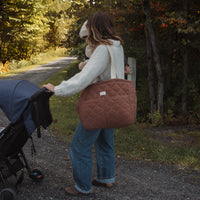 femme porte un sac à couches moka