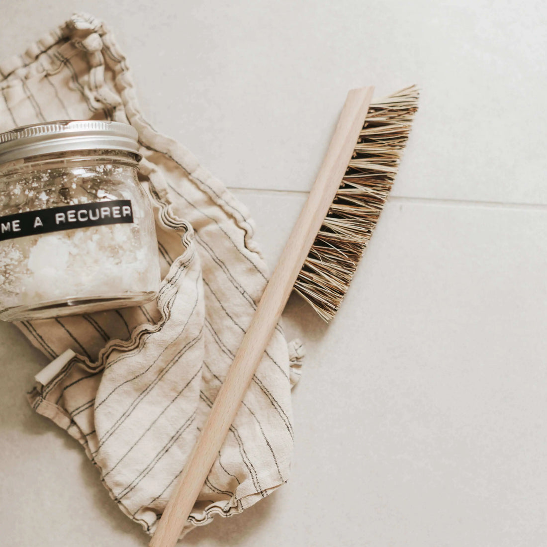 brosse en coin en bois. Nettoyage écologique