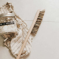 brosse en coin en bois. Nettoyage écologique
