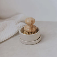 Porte Brosse, Égouttoir à brosse en céramique avec une petite brosse en bois à l'intérieur. Fait à la main au québec
