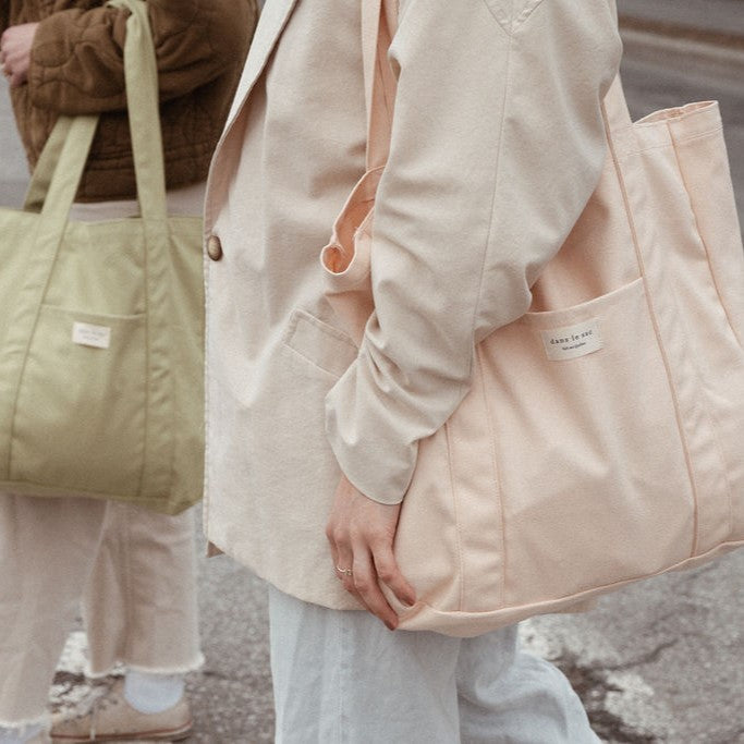 femmes portent un sac coloré