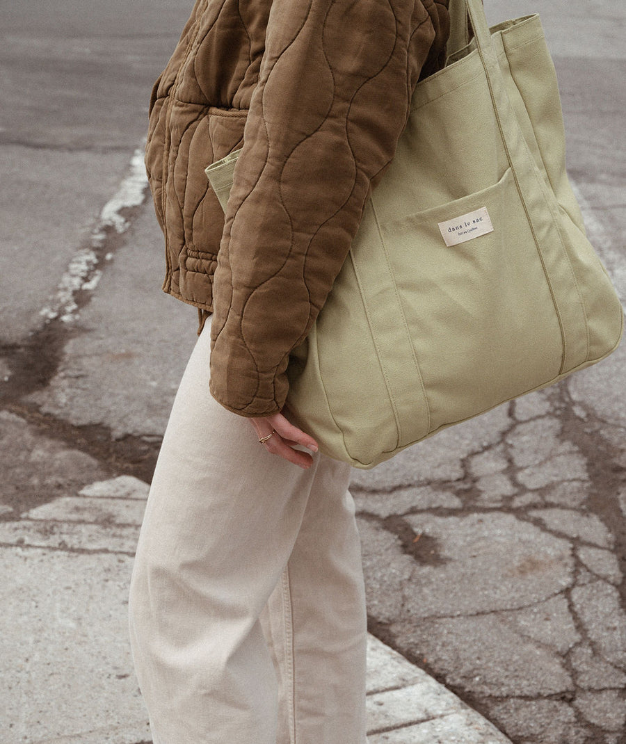 femme porte sac vert pomme