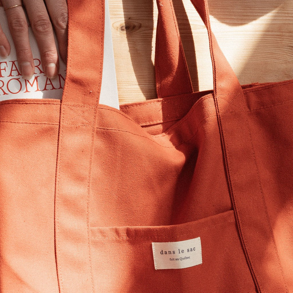 sac coloré rouge vu de près