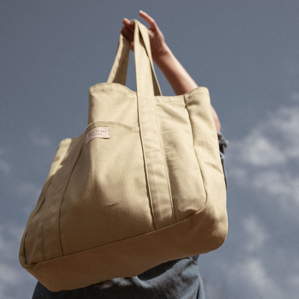 femme tient un sac vert pomme