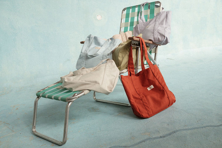 chaise de plage recouverte de sacs fourre-tout colorés