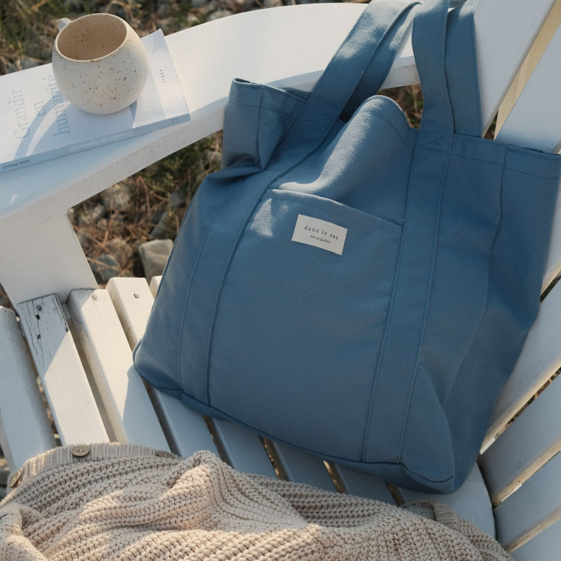 sac coloré bleu sur une chaise