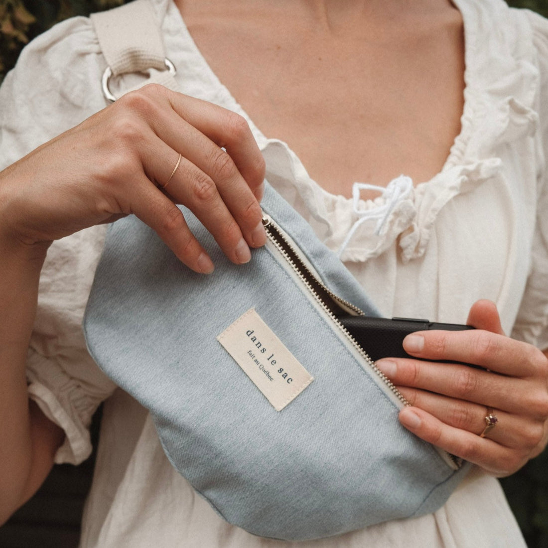 femme porte sac banane en jeans