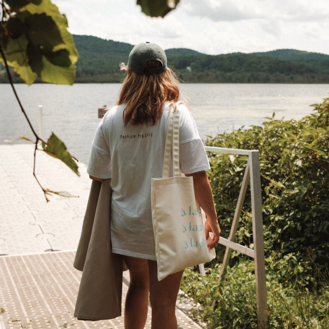 femme porte un sac de coton