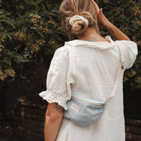 femme porte sac en jeans