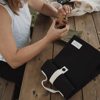 sac a lunch noir sur une table en bois