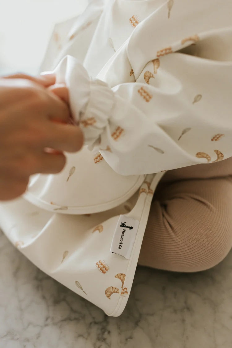 Bavette à manches longues avec pochette intégrée