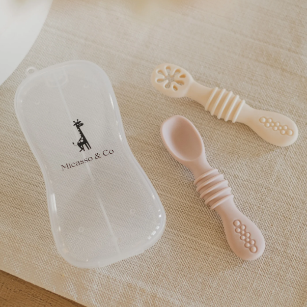 Les cuillères d'apprentissage en silicone