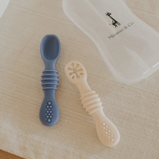Les cuillères d'apprentissage en silicone